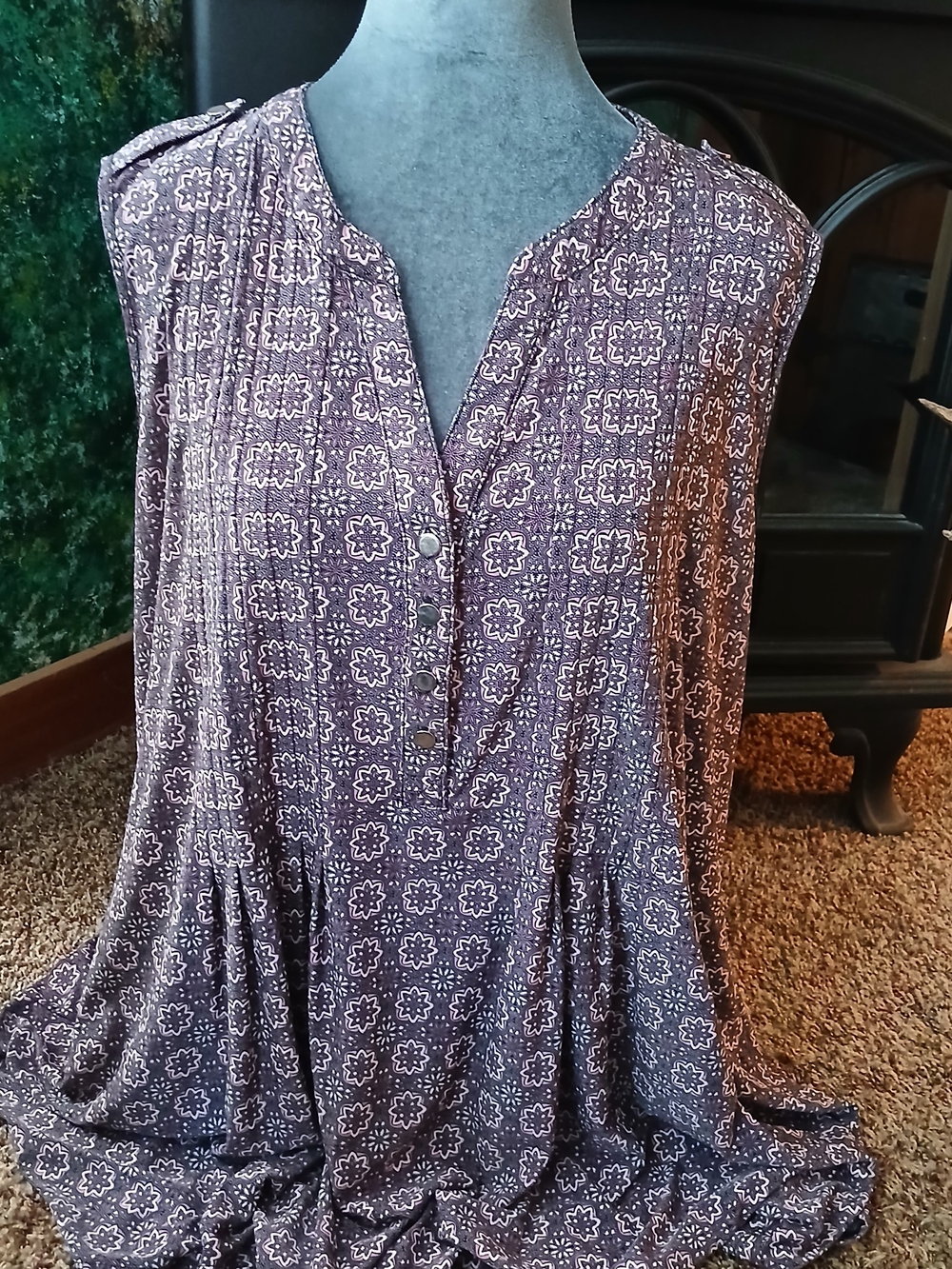 Sleeveless Printed V-Neck Top in Gray